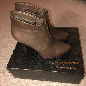 Makowsky leather zip ankle booties